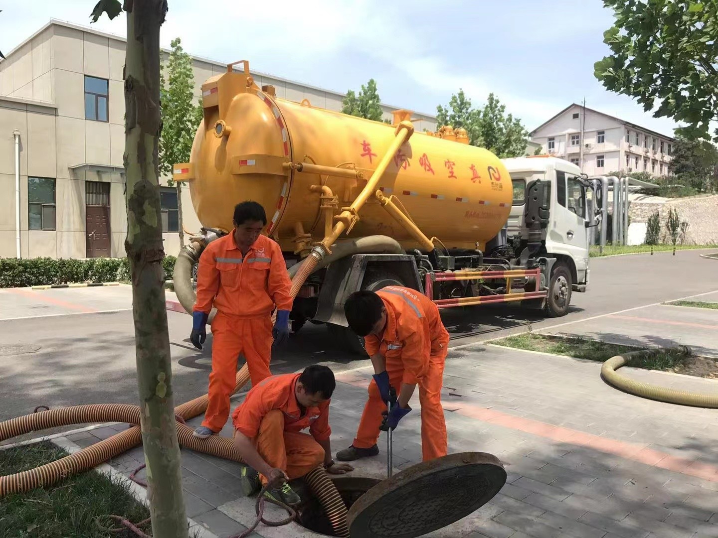 雄关区管道疏通车停在窨井附近