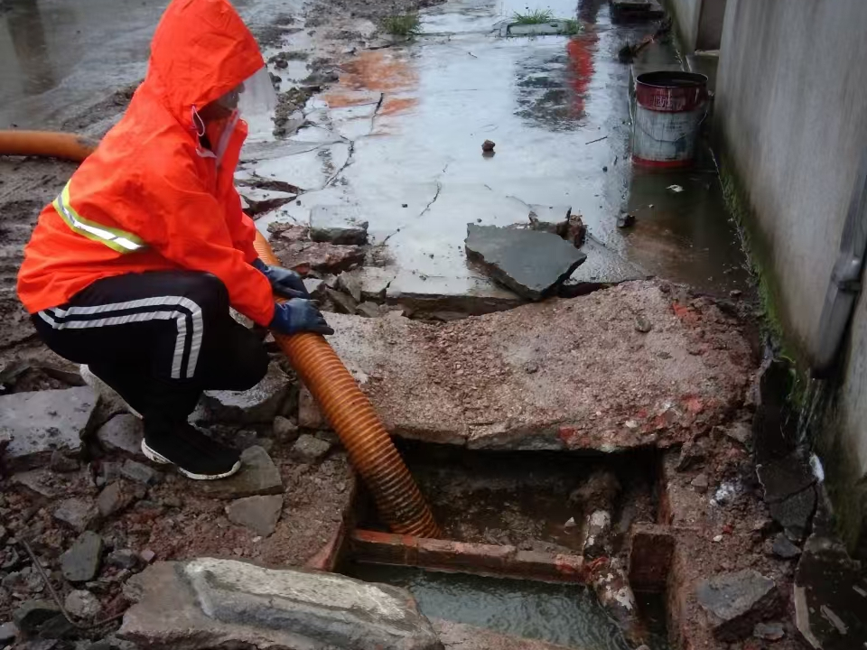 雄关区专业清理污水池 炜誉市政以规范流程守护城市 “肠道”