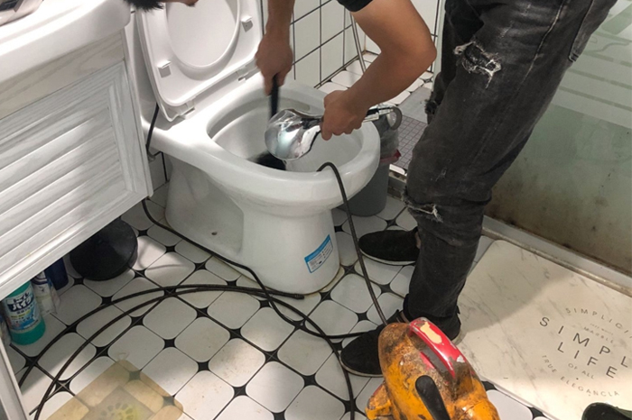 雄关区马桶堵塞自己疏通还是找师傅？专业上门服务让你省时更省心